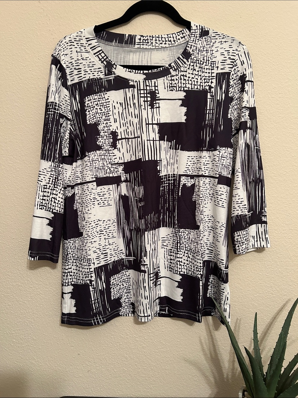 Women's Black & White Abstract Print 3/4 Sleeve Top
